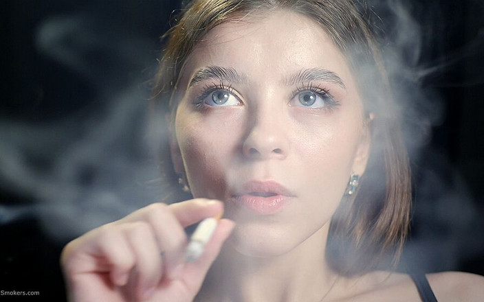 Russian Smokers: セクシーな女性が一本の赤い煙を一本連続で吸っている