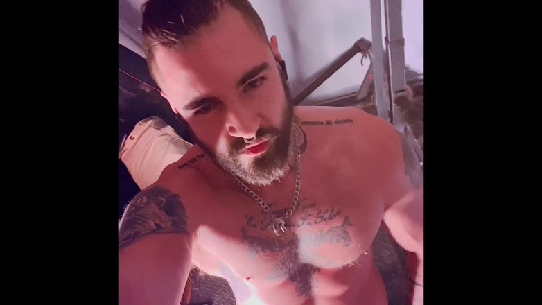 JackSpanish: Heiße masturbation im fitnessstudio, weicher bis harter schwanz