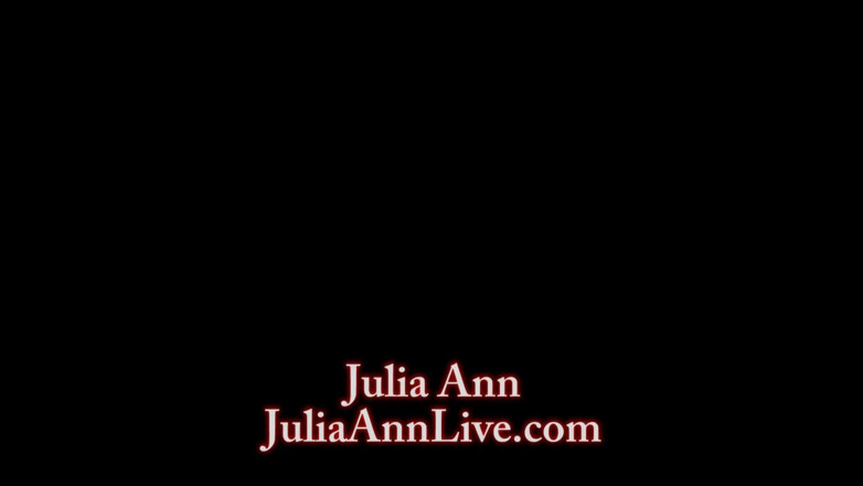 Julia Ann: Julia Ann masturba a su hijastro