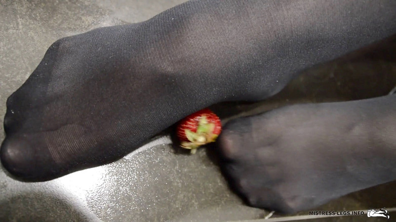 Mistress Legs: Strawberi yang menghancurkan dengan kasut tumit tinggi