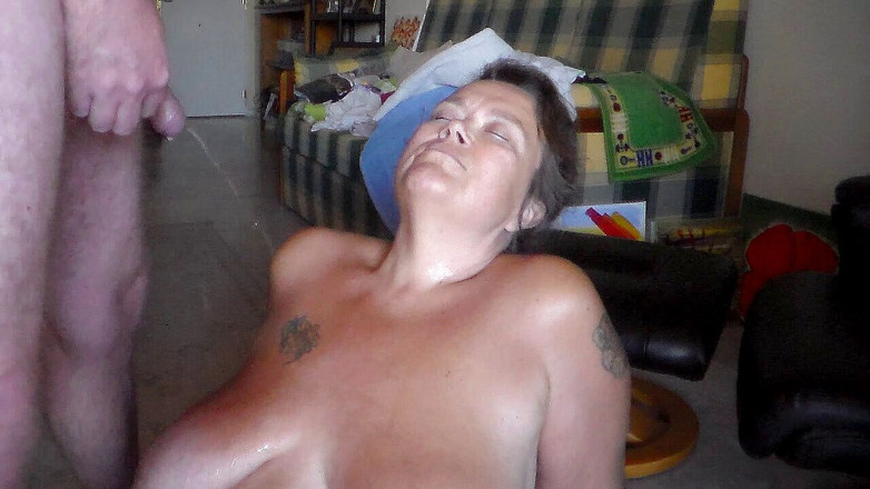 Sex hub couple: Os peitos da Jen estão recebendo um banho de xixi...