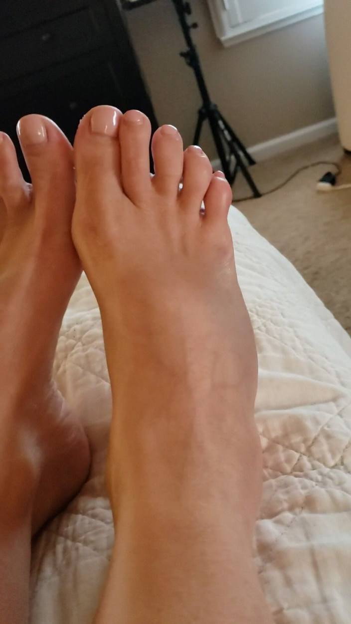 JessRyan: 안 돼! 밀프 캠걸 Jess Ryan 발 문제