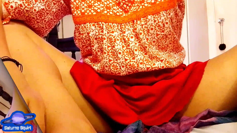Saturno Squirt: Ein mädchen nimmt video mit einem orgasmus aus intensiver masturbation...