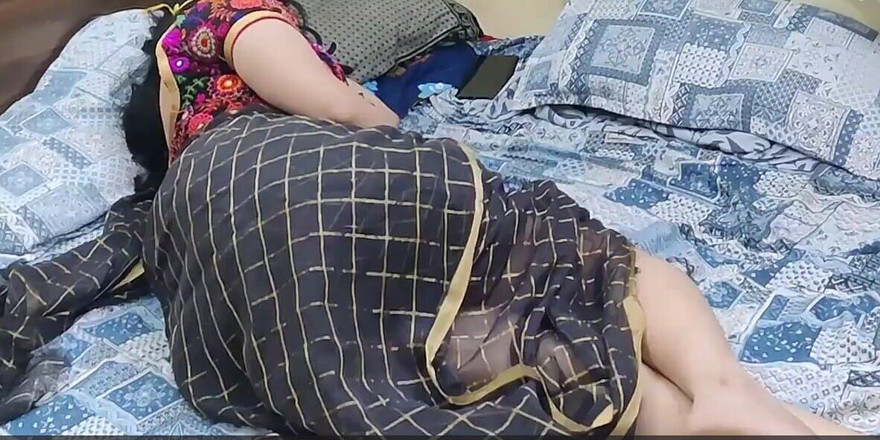 SanaThomas: Dieb lutscht möpse von mallu Aunty in Sari