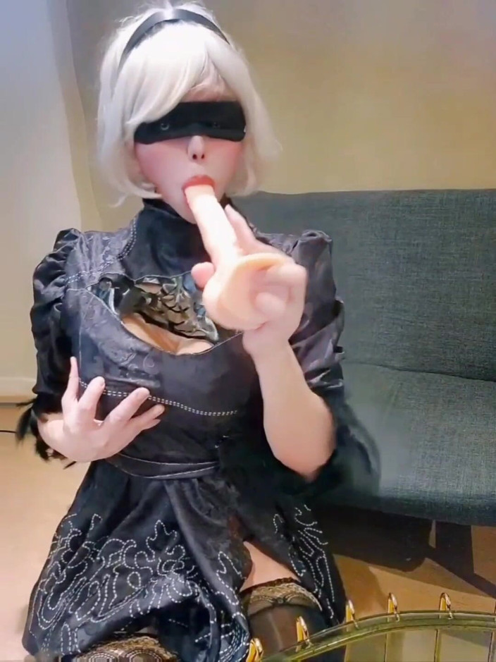 Harinni: Une cosplayeuse 2b stimule sa grosse bite pendant une gorge profonde...