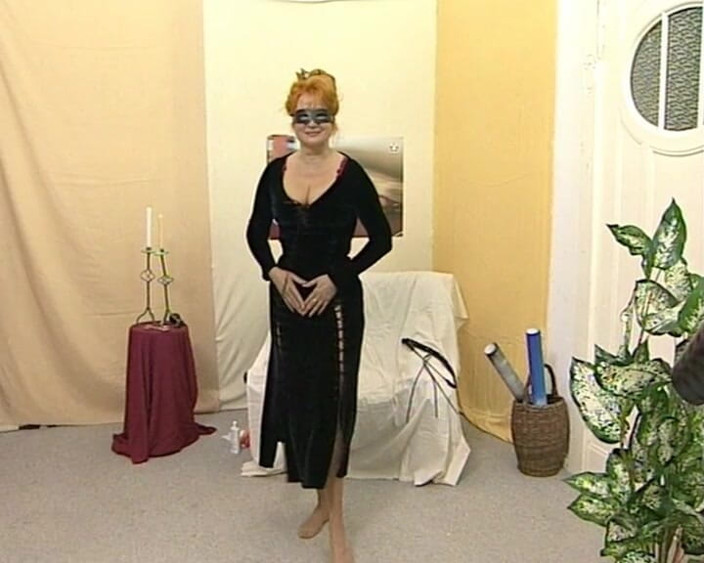 YOUR FIRST PORN: Grand-mère a aussi l’orgasme