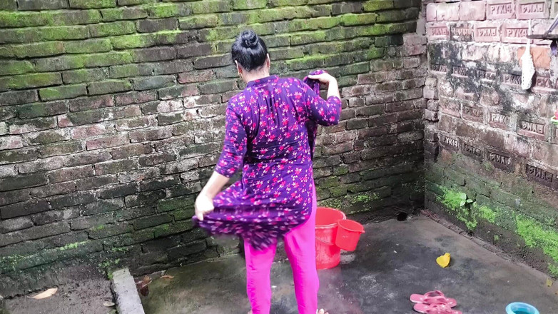 SAFI-SEXY: Une belle-mère desi baise un jeune garçon