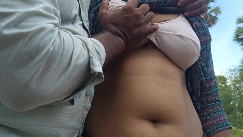 Magilmathi: Styvbror njuter av hemmafru breast squeeze i utomhus skog sida