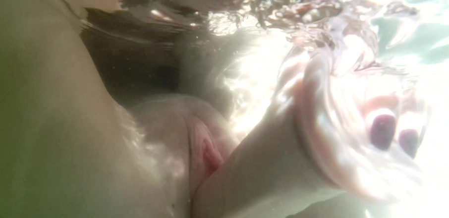 AnnaReyBlonde: Anna Rey* Underwater Toy Play