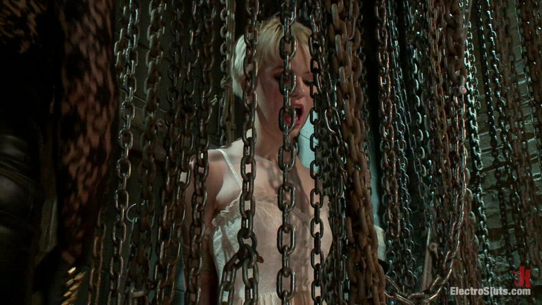Electrosluts by Kink: Dây xích điện giữ cô ấy bị giam giữ