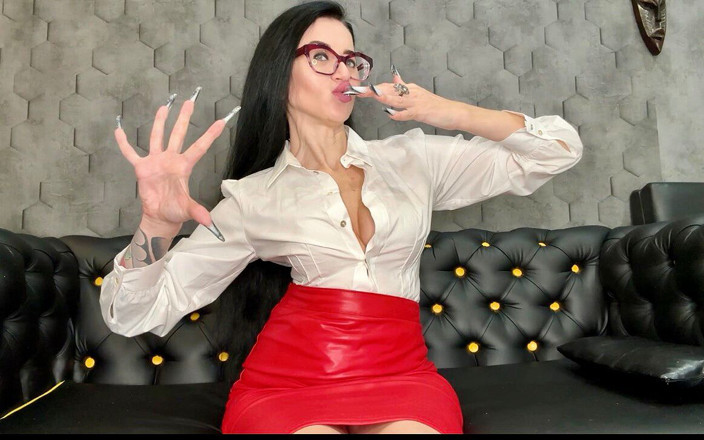 Julia domaina: Gotische mandelförmige lange Nägel, Blusenfetisch und rotes Leder steht mir...