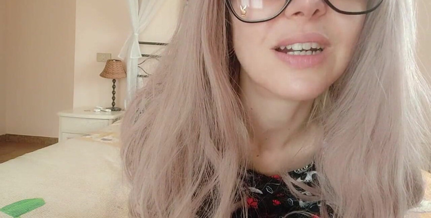 savannahamatoriale: Сильний вульгарний акцент! Красива італійська повія ображає твою м. між бурпом і пукає