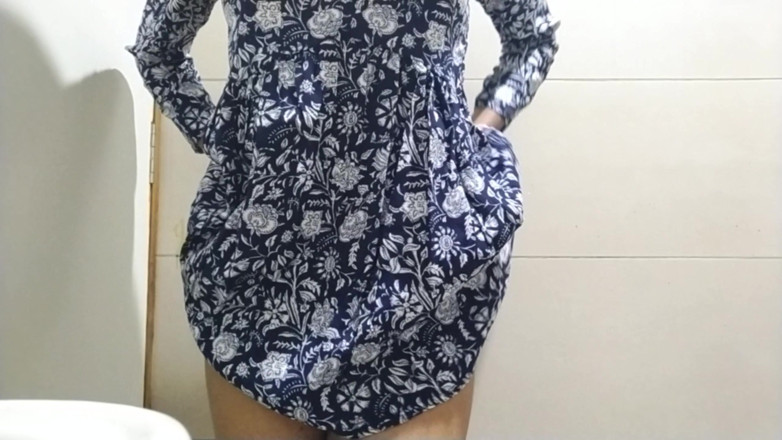 Surbhi453: デシ村のバービーが彼のデーヴァルとセックスする