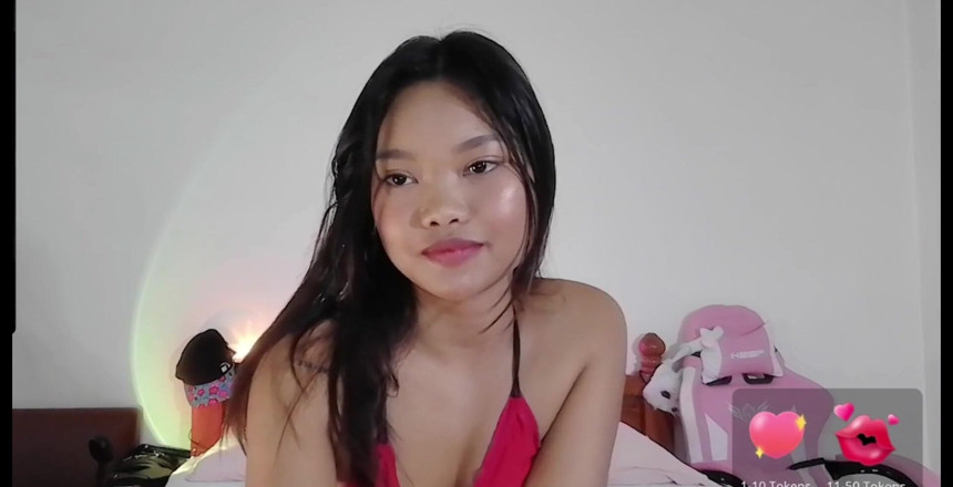 Cupcake: Ragazza carina piccola - spettacolo di webcam in bikini rosso