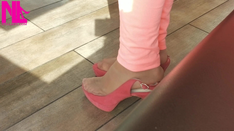 Nyllady: Gioca con le scarpe con i tacchi alti in un...