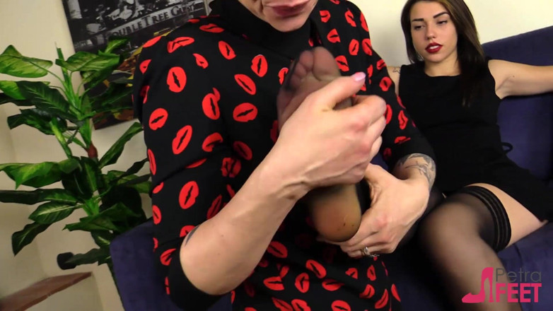 Best Nylon Feet Videos: Lésbicas em pés fazendo cócegas no jogo