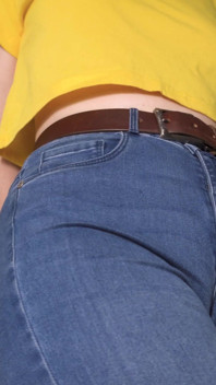 Sexy milf provoca su gran coño en blue jeans ajustados