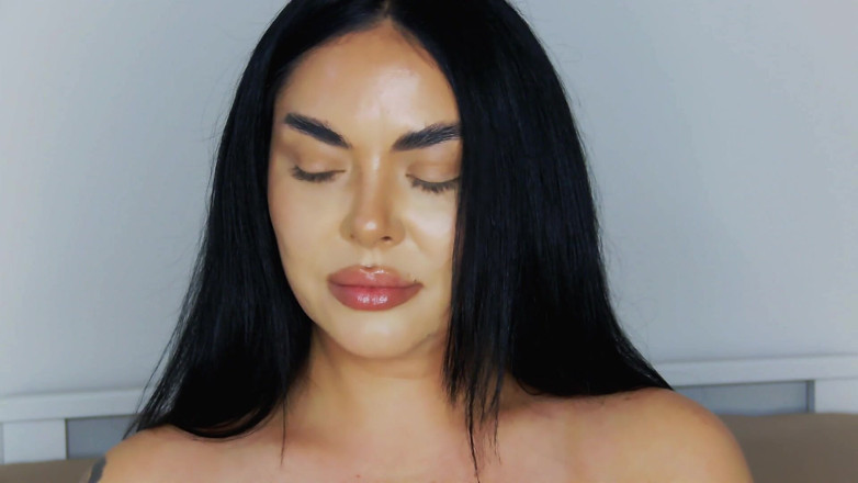 VVGO: Mẹ kế hút thuốc trước khi hủy hoại bạn