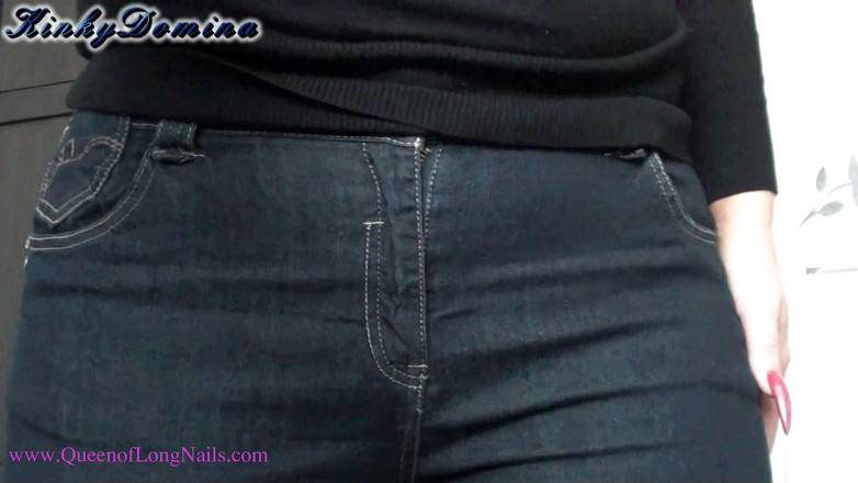 KinkyDomina: Uñas de aguja rosa acariciando sexy culo en jeans