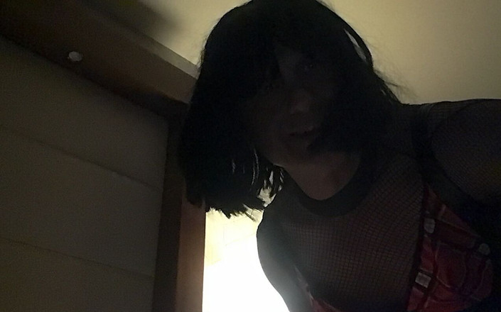 Jasmine Sub: Travestito arrapata da solo prende un dildo bbc