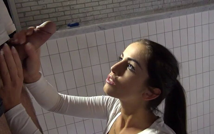 Magmafilm: Em vez de limpar a piscina, ela lambe seu pau...