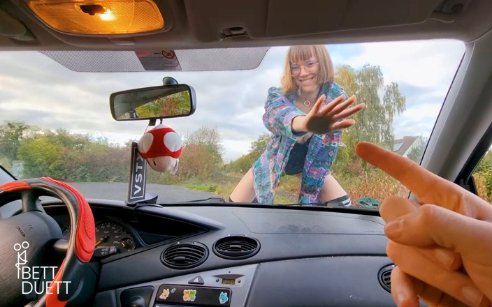 BettDuett: Un couple baise dans la voiture - non coupé !