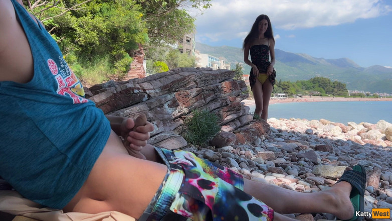 Katty West: Une bite risquée en plein air s’exhibe sur la plage -...