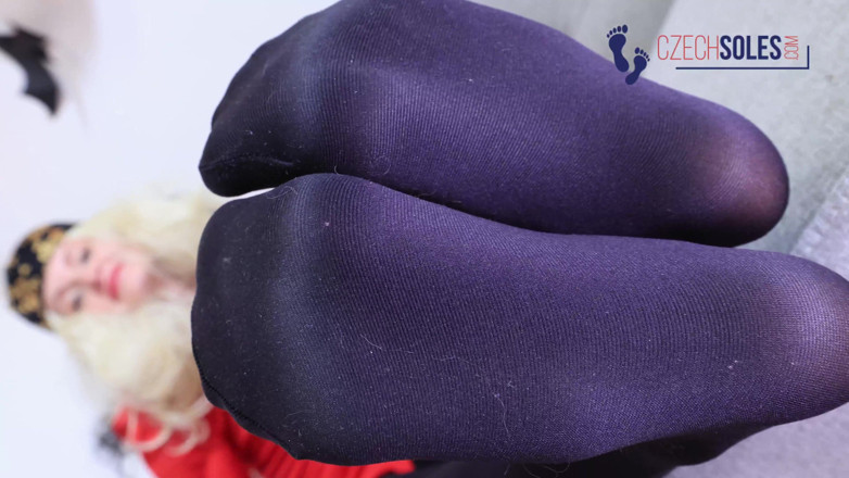 Czech Soles - foot fetish content: Halloweenowe stopy imprezowe w rajstopach