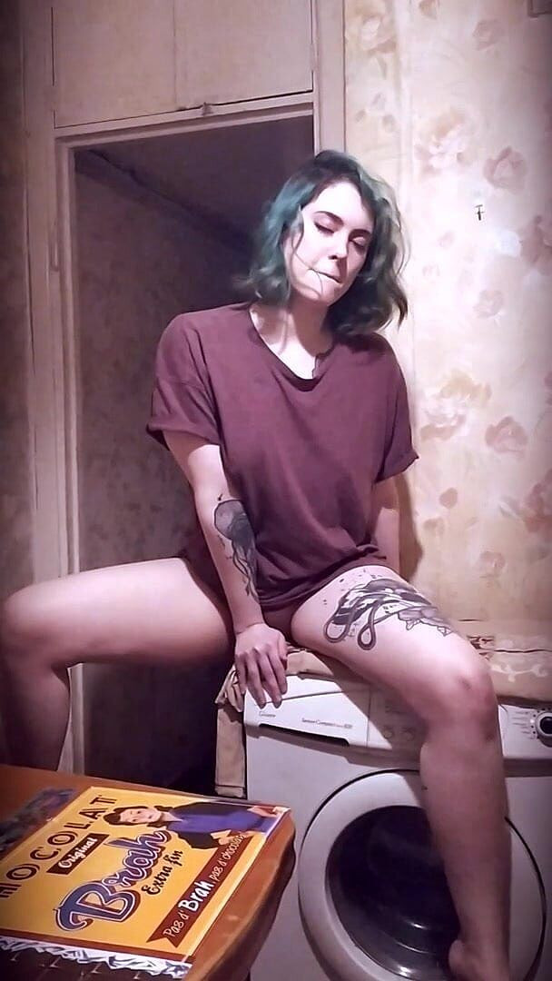 Stacy Moon: Cewek sange ini lagi asik muasin memeknya pakai mesin cuci