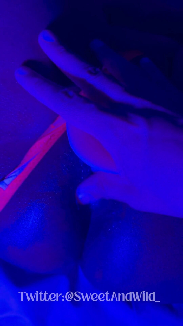 AfroLatinCouple: 乌木女神泄露的霓虹灯丁字裤和假阳具潮吹