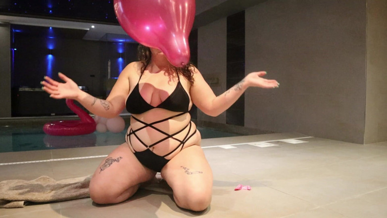 Goddess Kinx: Saltando balões à beira da piscina