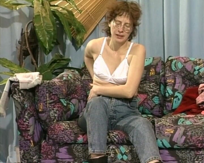 YOUR FIRST PORN: Волохатий Сімона показує свій кущ