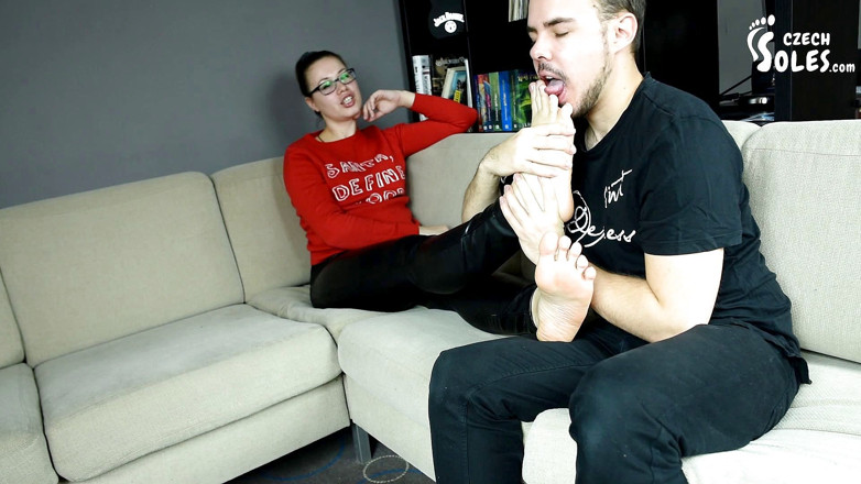 Czech Soles - foot fetish content: Niewolnica stóp dla jej śmierdzące skarpetki i stopy