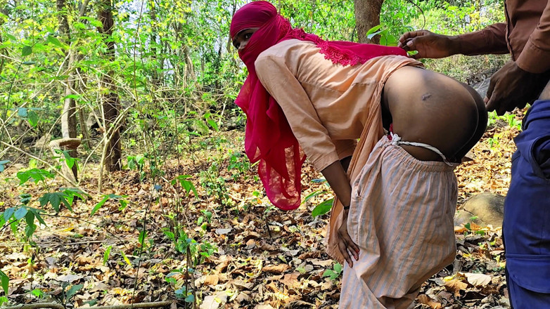 Ankush raj: Ritika était partie se promener dans la forêt pour battre le...