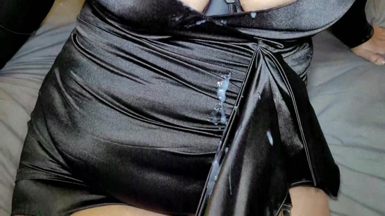 Slutty Ms B: Saten elbise ve dikişli çoraplar azdırıyor
