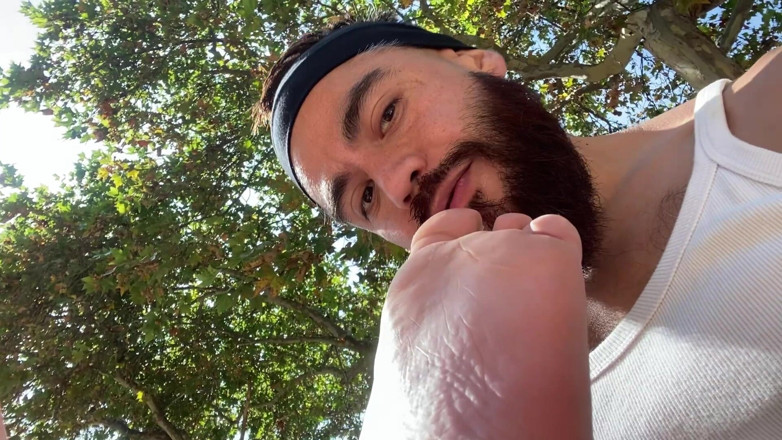 The Bearded Master: Fetiș cu picioare și pișare pe stradă.
