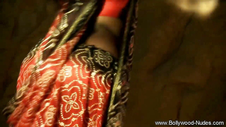 Bollywood Nudes: Schattige Indische tiener dansend!