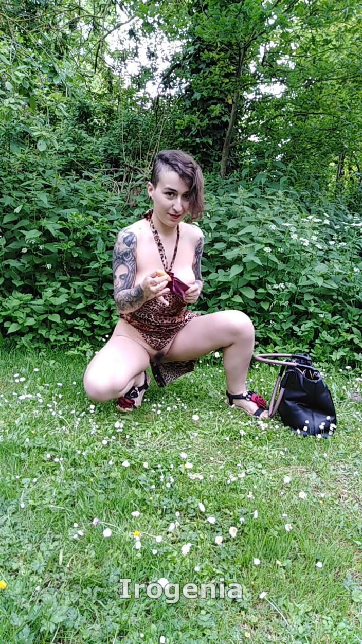 Irogenia: Uprostřed lesa nadržená děvka zaplní všechny díry