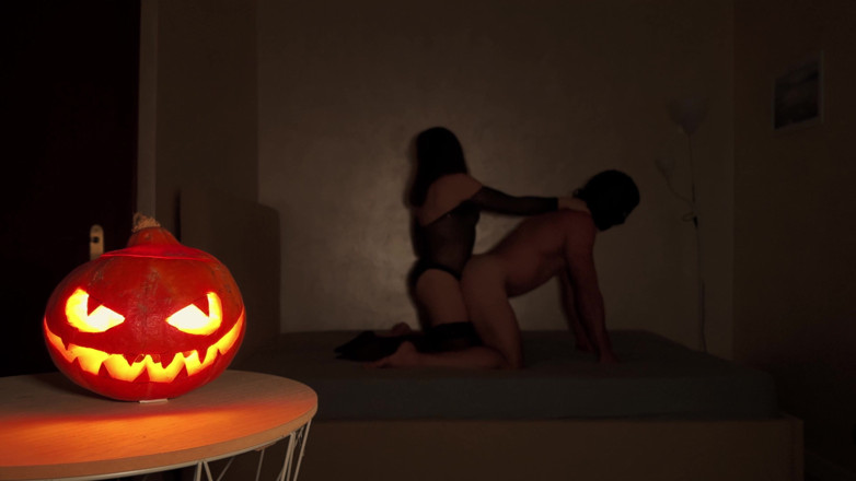Mistress Taly: Celebrando o Dia das Bruxas com Pegging