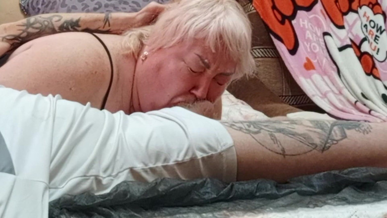 Zona901: Une petite amie se doigte et taille une pipe avec...