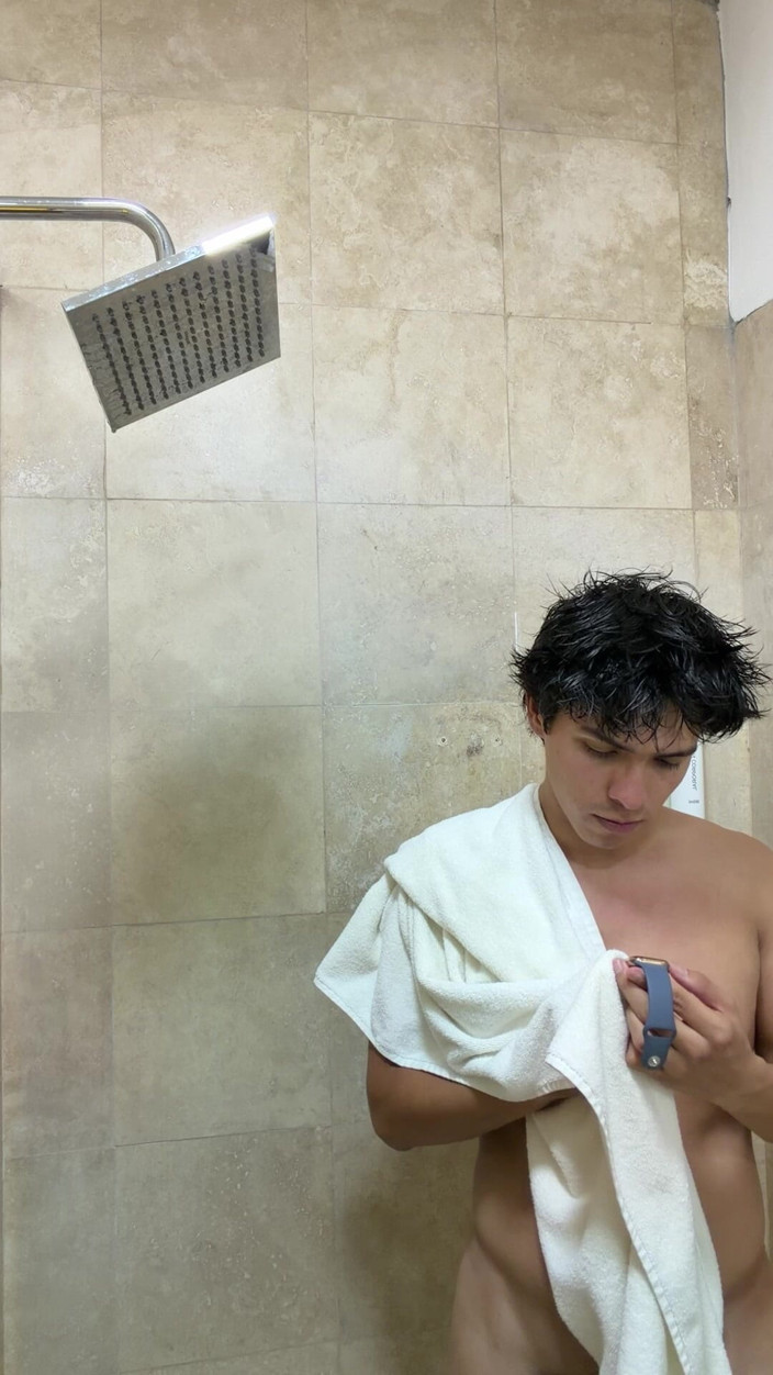 joanraay: Je fléchisse mes muscles sous la douche