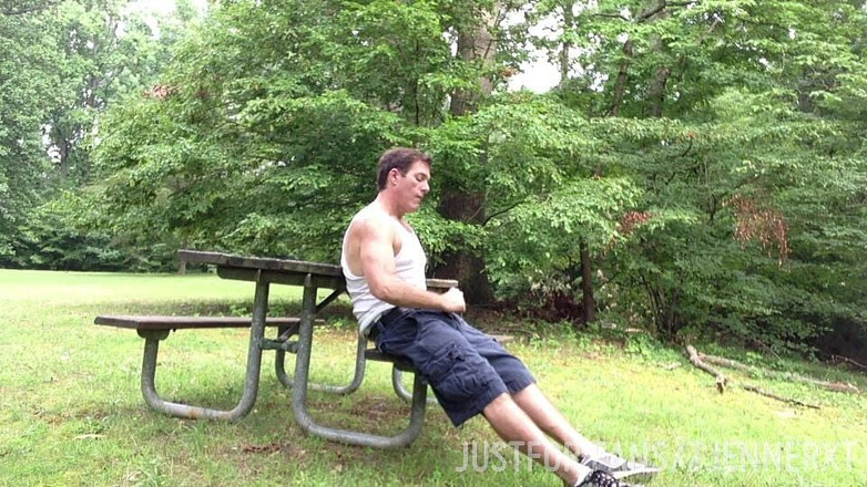 TJenner: ここでは、公園のピクニックテーブルでオナニーをし、立って座ってイク。カーゴショーツとボクサー、ワイフビーター