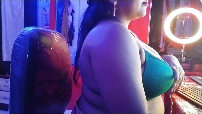 HotGirl21: Desi-mädchen öffnet ihren grünen bh und packt den schwanz ihres freundes