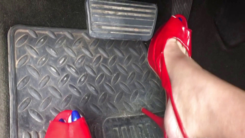 Solo Austria: MILF Megan mengepam pedal dalam kasut tumit tinggi merah seksi