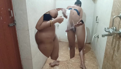Priya ki Papa: Bhabhi gaat plotseling de badkamer in zonder op de deur...