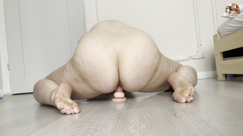 beauty_and_the_other_one: Evde yalnız gerçek amatör orta yaşlı seksi kadın dildoya biniyor