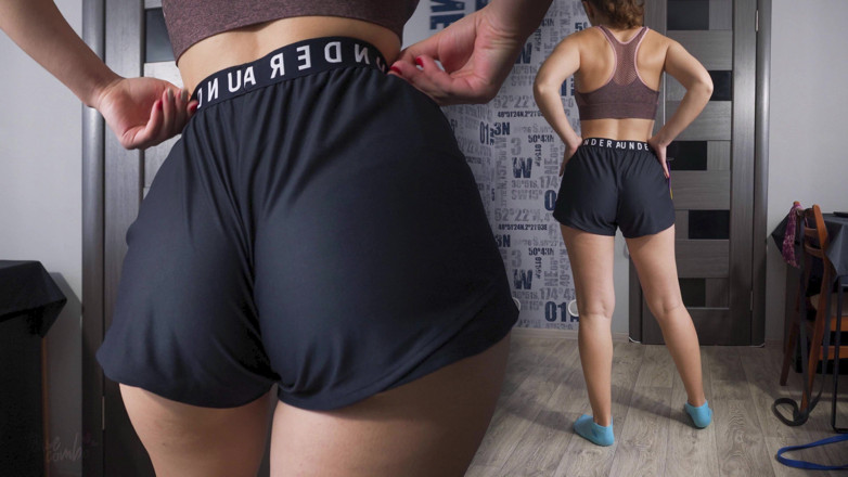 Teasecombo 4K: PAWG MILF drażni jej tyłek w sportach pod spodenkami zbroi