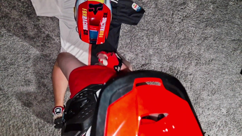 Sneakersmax98: Nackter biker wichst auf seinem Mx ernackt