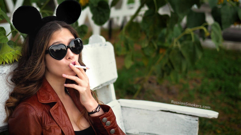 Russian Smokers: Înger rus senzual care fumează țigară în lumina soarelui