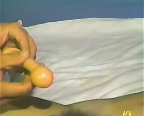 Homegrown Vintage: パートおっぱいブルネットは、いくつかのディルドでオフを打つ